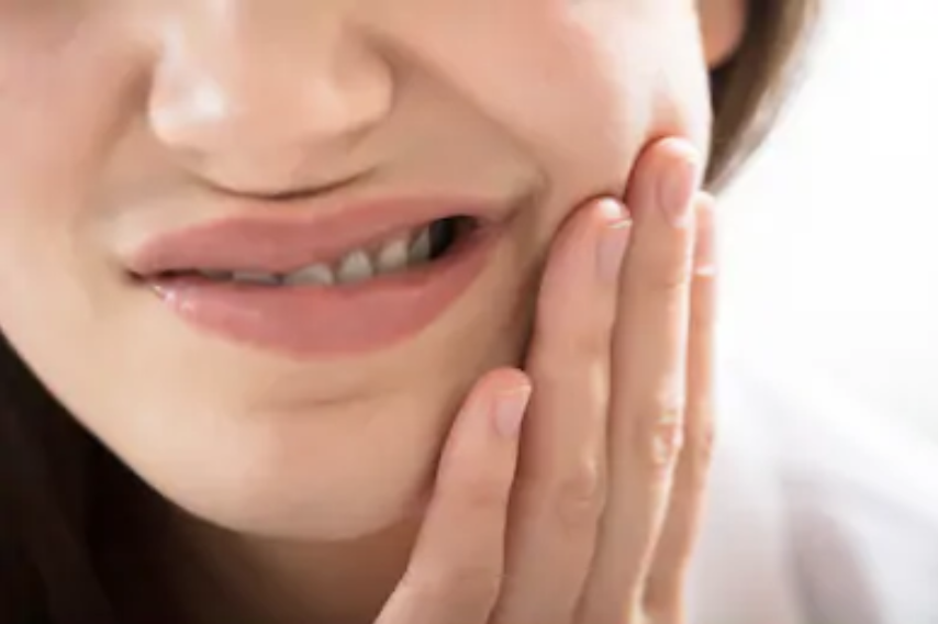 上尾の歯医者矯正歯科で八重歯の口内炎改善